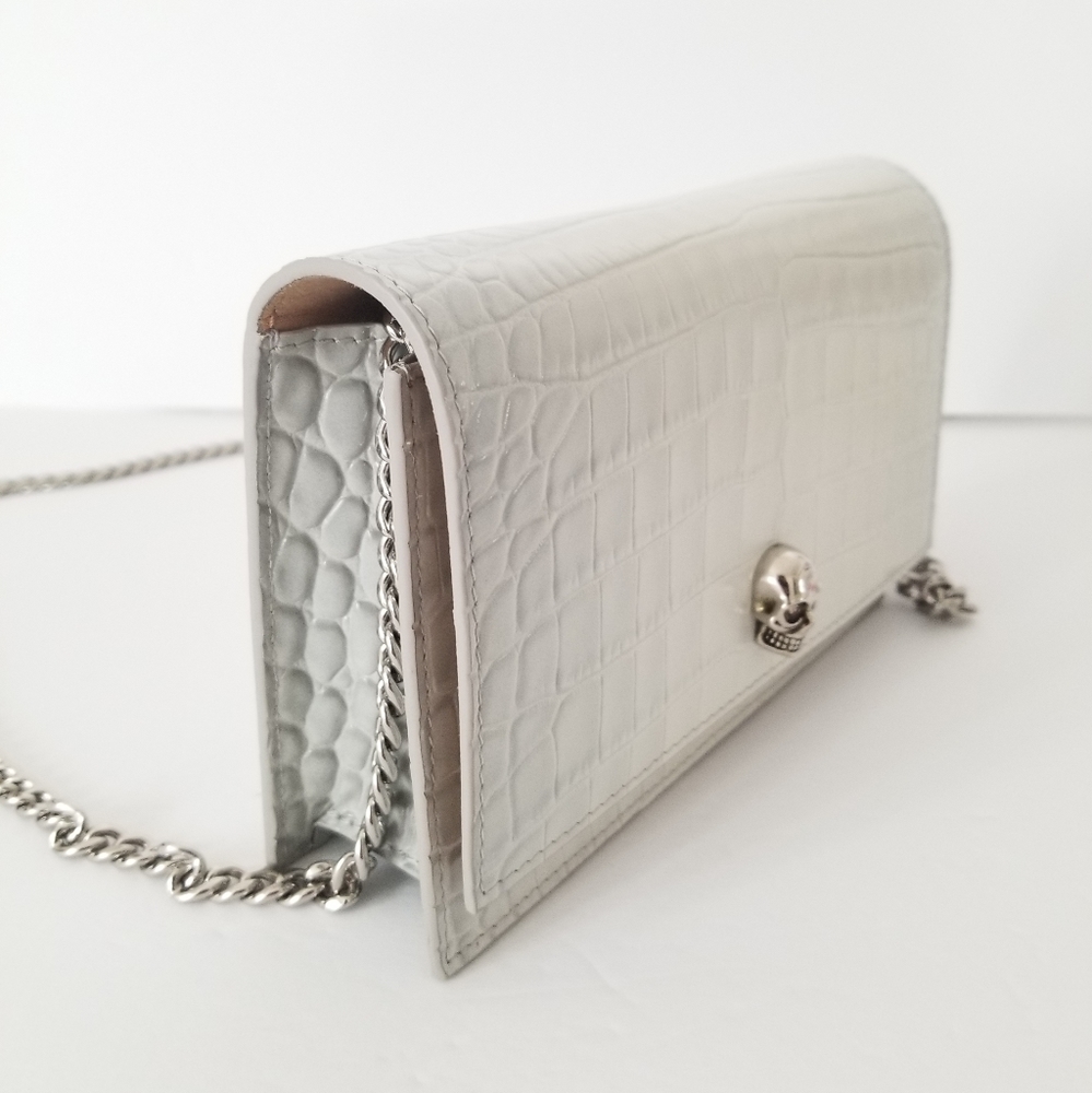 Alexander McQueen Skull Croc-Embossed Leather Chain Crossbody Light Gray - Picture 12 of 12